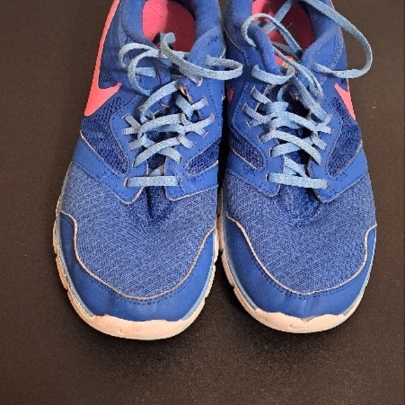 Nike Women's Blue Running Shoes GUC. See pics for flaws. Plenty of wear left. - Picture 2 of 11